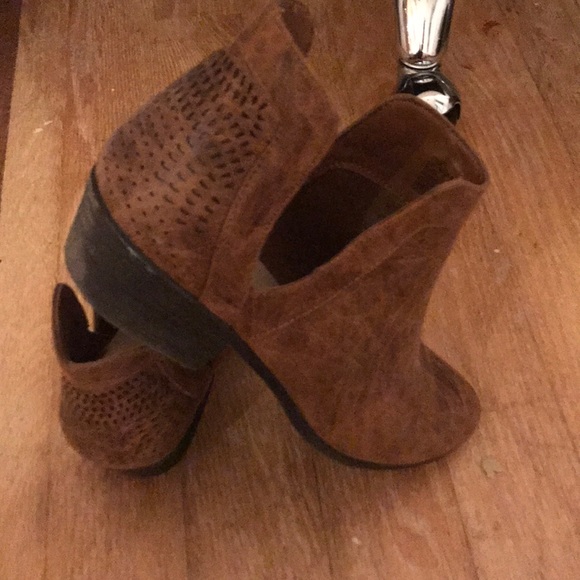 Tan ankle booties - Picture 4 of 5